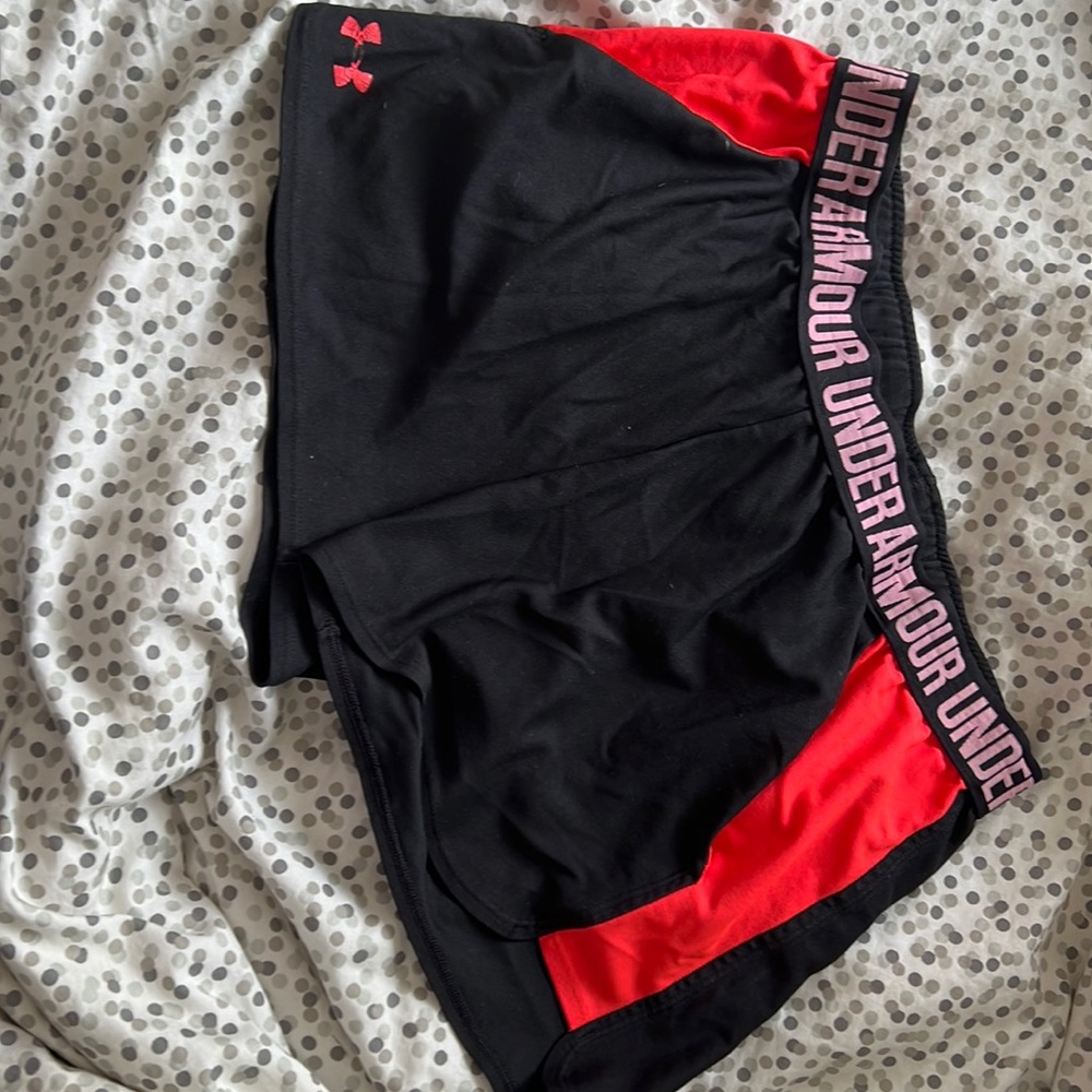 Size Xl under armor shorts fit like a med large